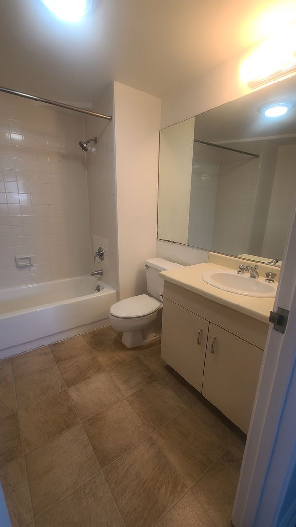Building Photo - Unfurnished Move-In ready 1 Bedroom/ 1 Bat...