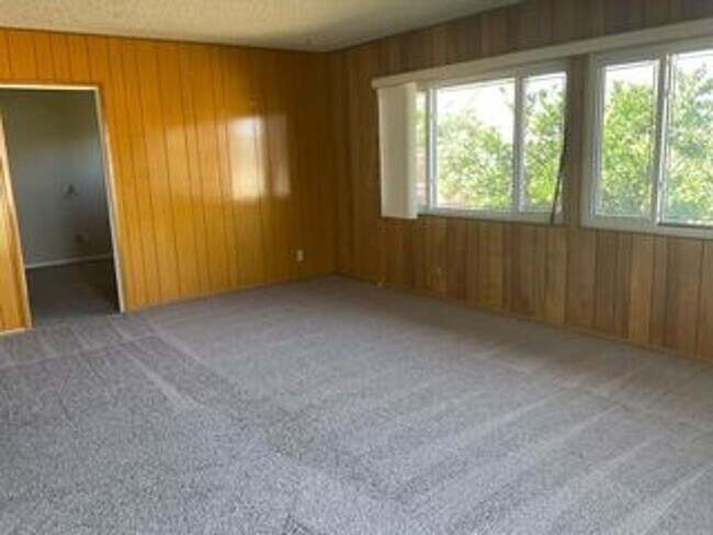 Building Photo - 5 bed 2 Bathroom in Riverside
