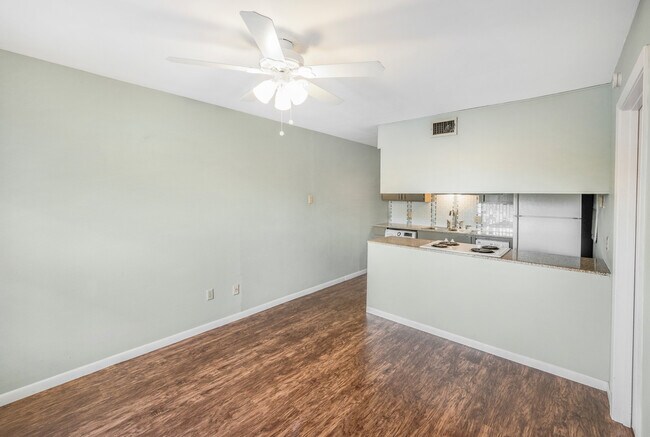 Building Photo - Daughtery Place 1 Bedroom Upstairs Condominium