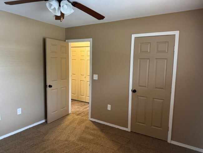 Building Photo - KU1-Broadway Duplex 1