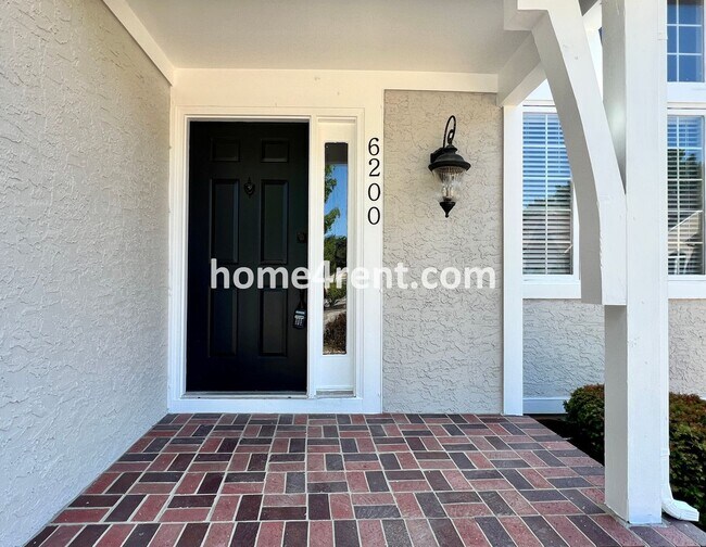 Building Photo - Maintenance Free Living w/ Hardwood Floors...