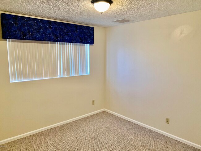 Building Photo - 925 N Evergreen Dr