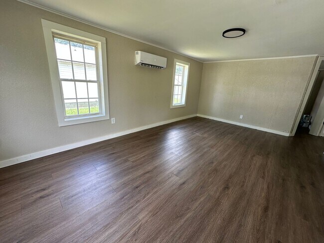Building Photo - 2 Bedroom 1 Bath Home for Rent