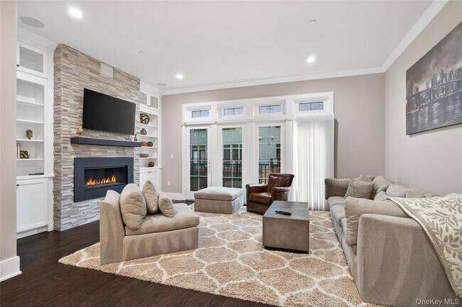 Building Photo - 348 Horseman Blvd