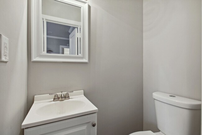 Building Photo - 2215