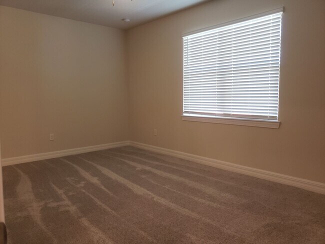 Building Photo - Spacious Cagan Crossings Home!