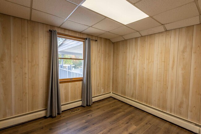 Building Photo - Cozy 4 Bedroom/2 Bathroom Detached Home in...