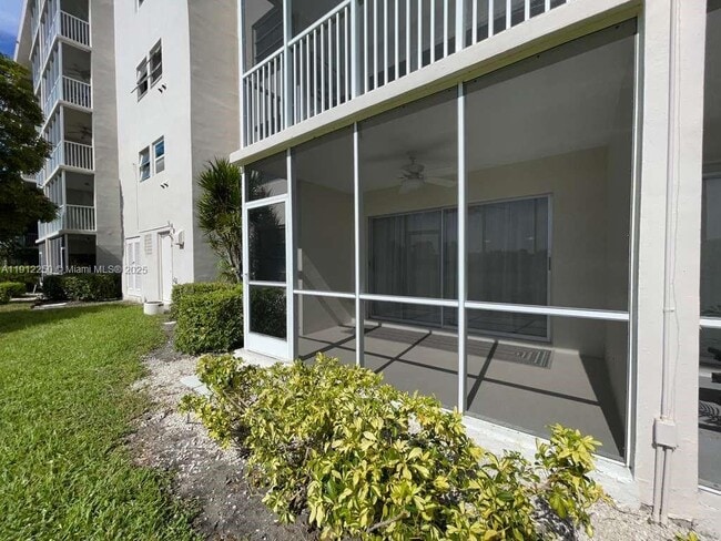 Building Photo - 2950 N Palm Aire Dr