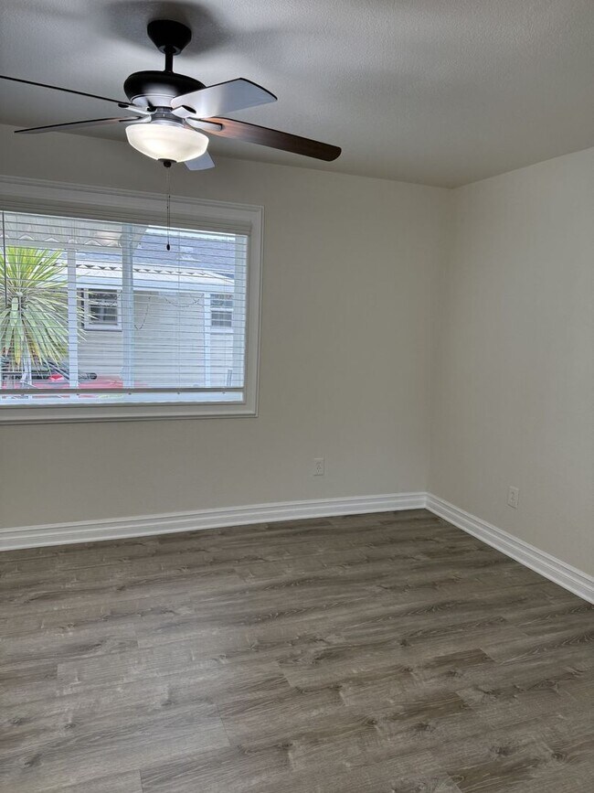 Building Photo - MOVE IN READY