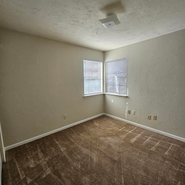 Building Photo - 261 Starmount Dr