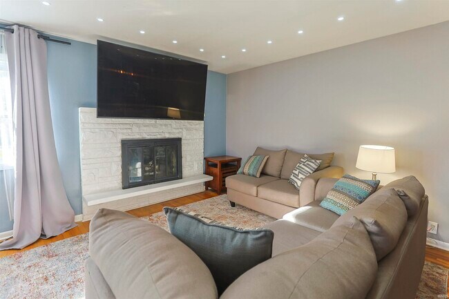 Building Photo - 19191 Palisade Ave