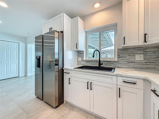 Building Photo - 572 Baywood Dr N