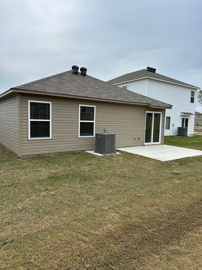 Building Photo - *Pre-leasing* NEW Three Bedroom | Two Bath...