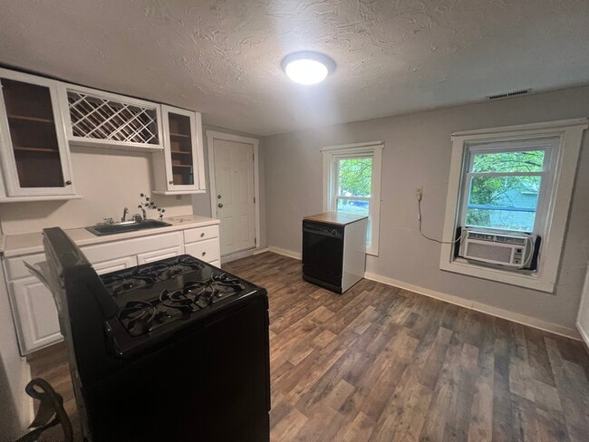 Building Photo - 10 Cayton St