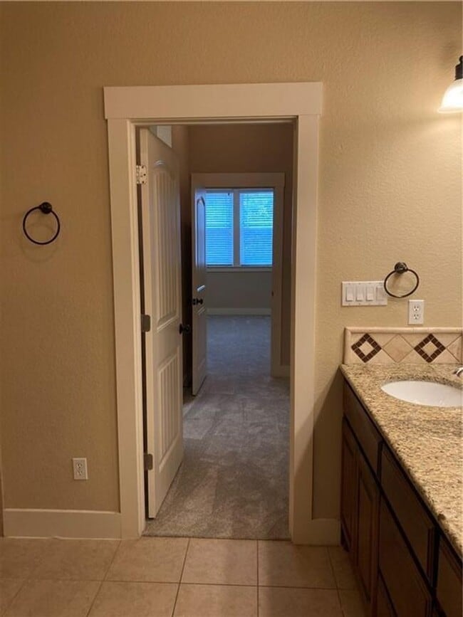 Building Photo - Spacious unit at Sunset Ridge Condos in Tw...