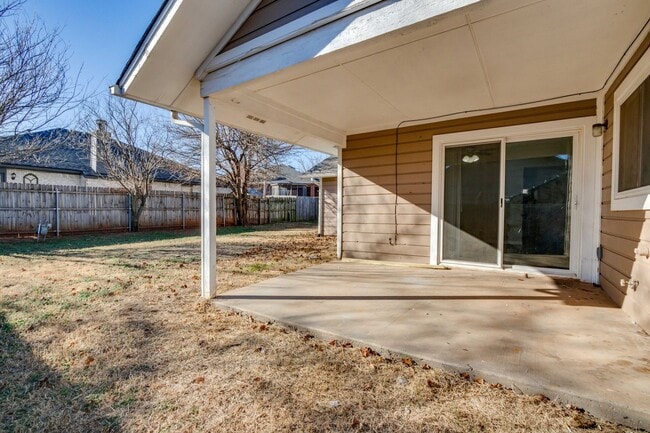 Building Photo - Three bed/two bath home near Kilpatrick turnpike
