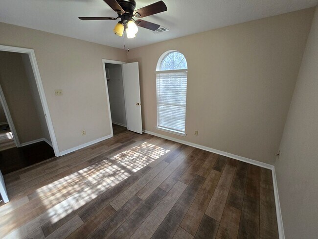 Building Photo - Bryan - 3 Bedroom - 2 Bath home with garag...