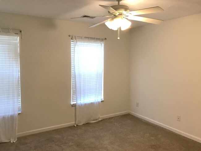 Building Photo - 2 Bedroom Townhome Near Lenox Village!