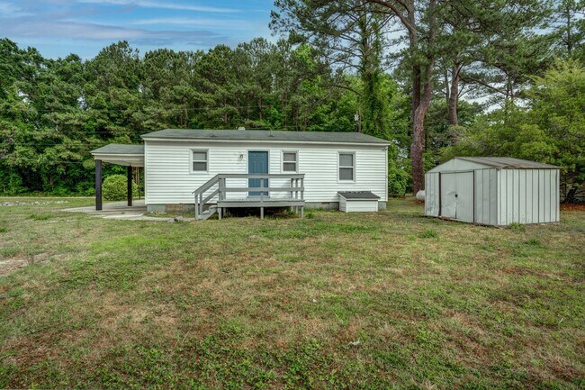 Building Photo - Quiet country living in the middle of it a...