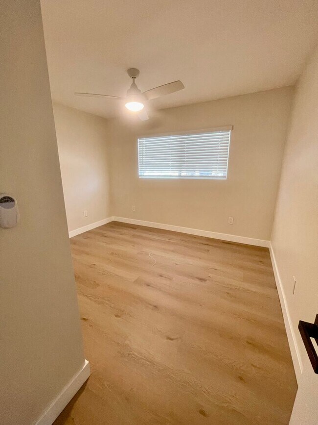 Building Photo - Beautiful 3br, 2b Duplex