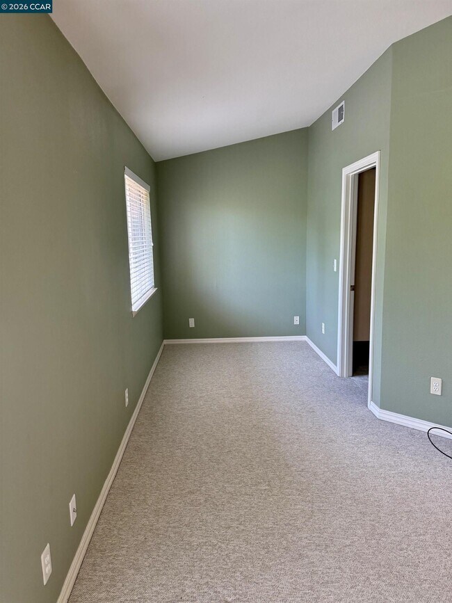 Building Photo - 365 Bellflower Dr