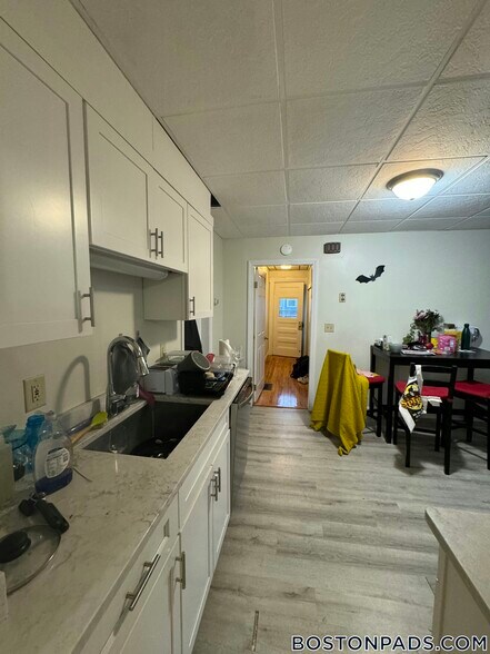 Building Photo - 77 Lyman Ave