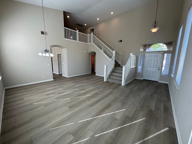 Building Photo - Gorgeous 6 Bedroom, 3 Bath Antioch Home