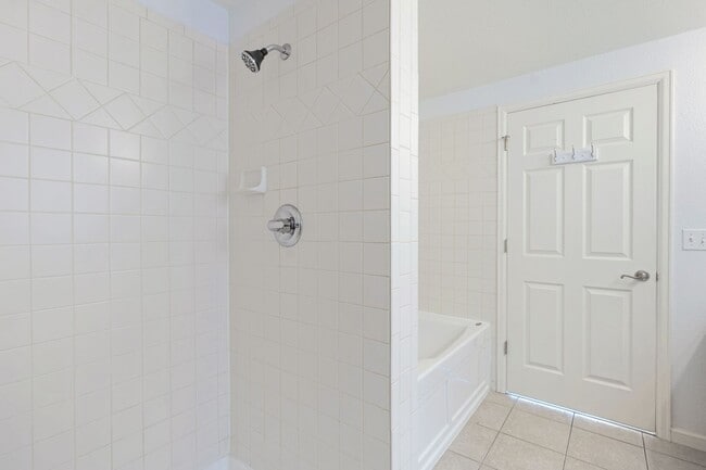 Building Photo - NEWLY REMODELED 2 BEDROOM 2 BATH CONDO