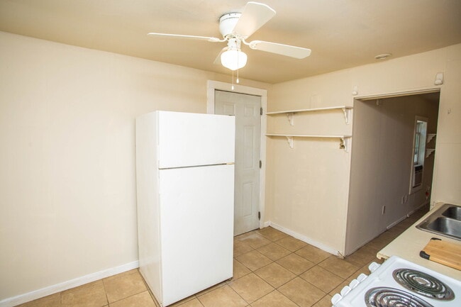 Building Photo - Lovely Rear Unit with a Yard!