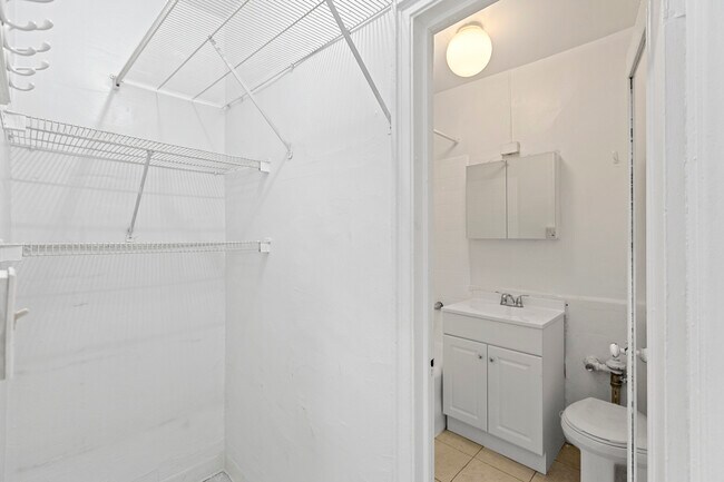 Building Photo - 434 W Wellington Ave