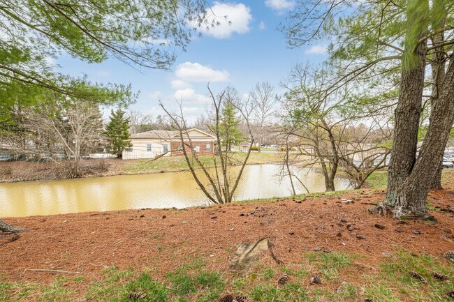 Building Photo - 632 Applegate Ln