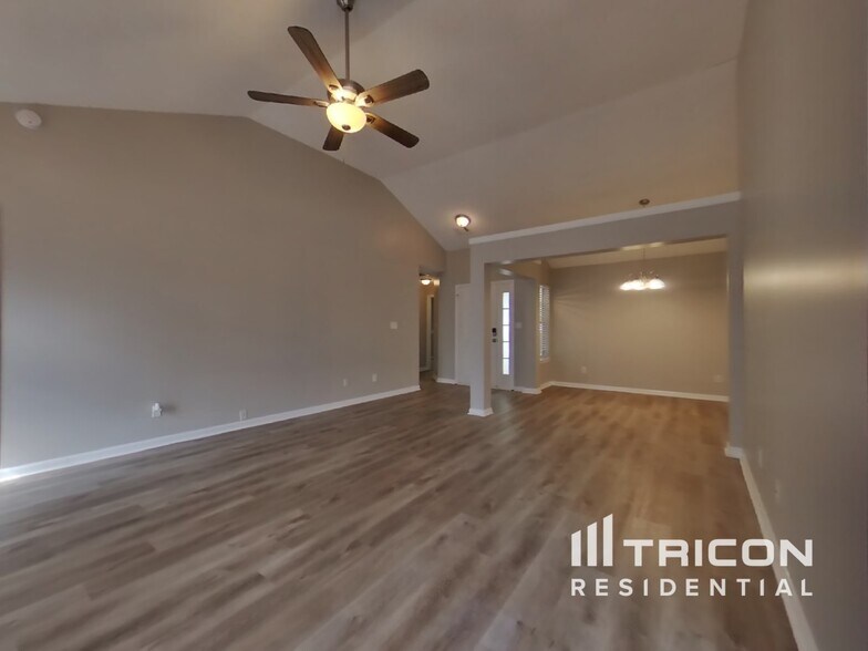 Building Photo - 7009 Glen Valley Way