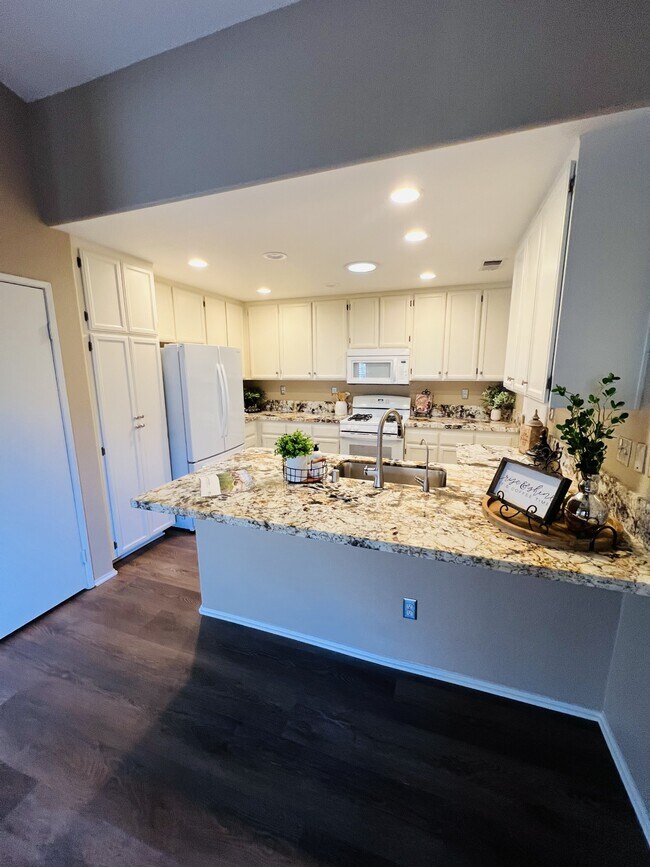 Building Photo - 40624 Corte Albara