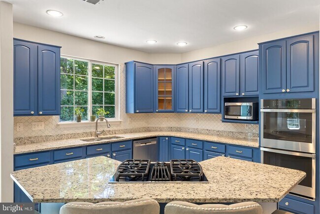 Building Photo - 9201 Golf Ct