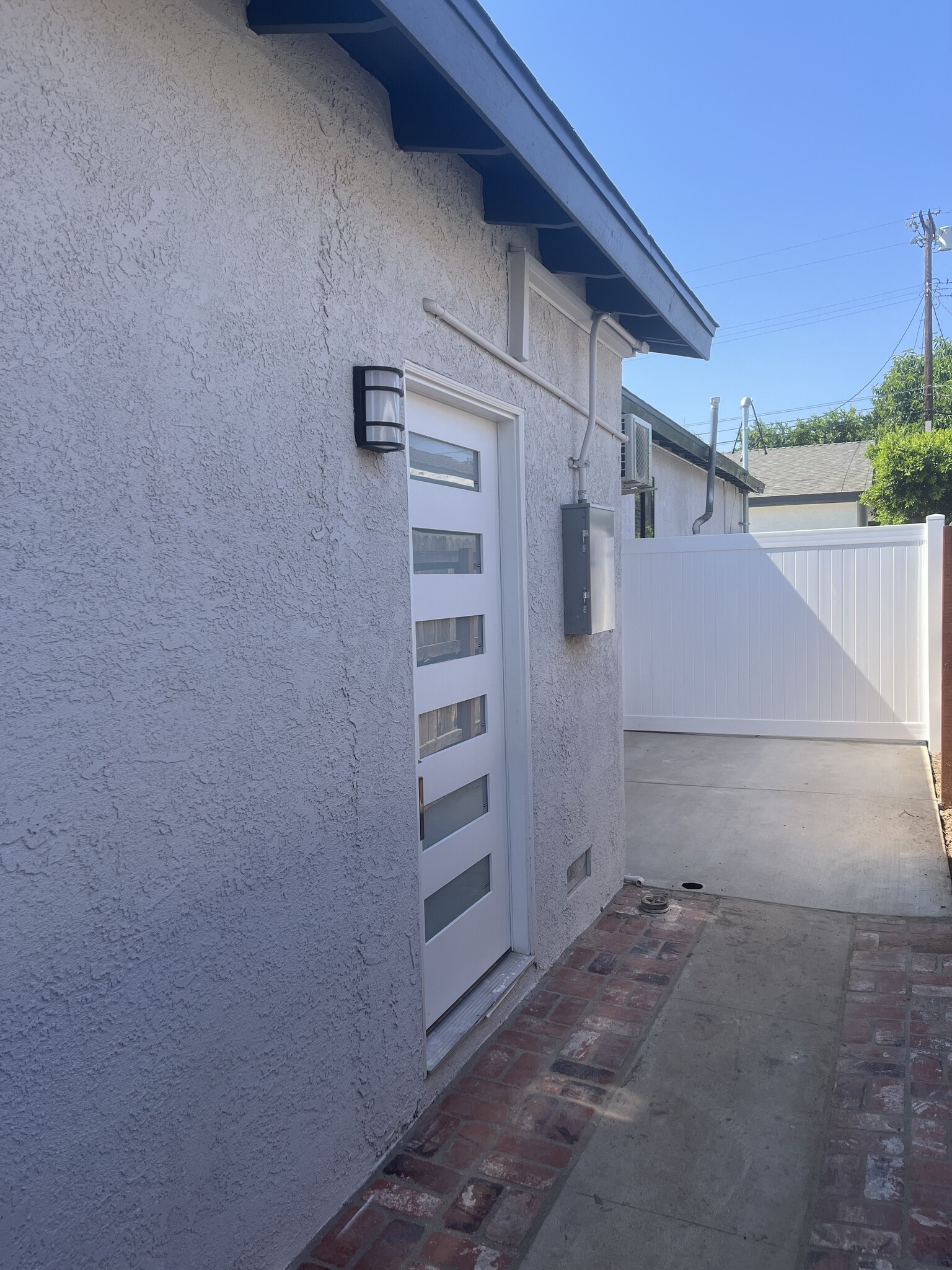 main entrance - 15853 Stare St