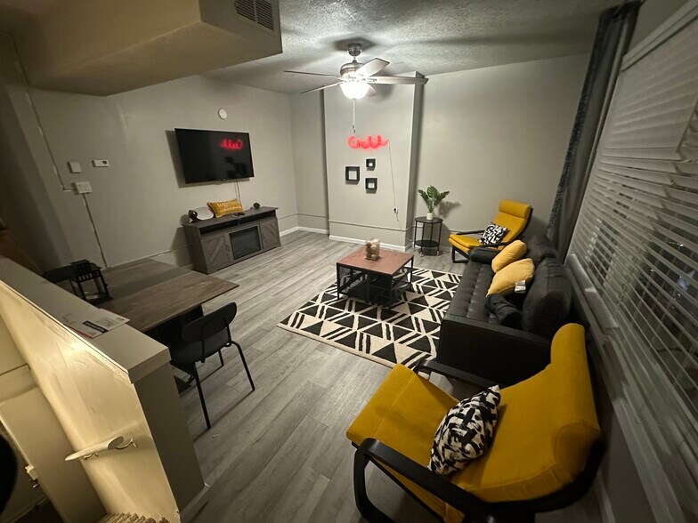 Living room - 1734 E Carson St