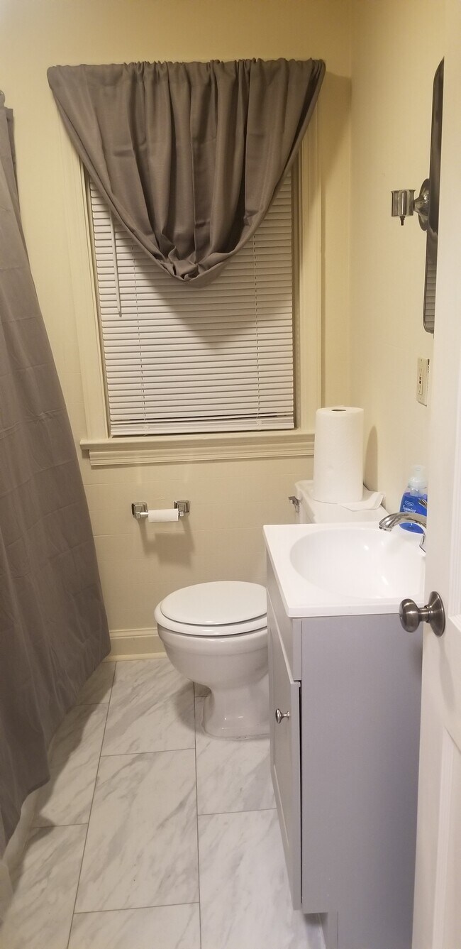 bathroom - 3136 N 5th St