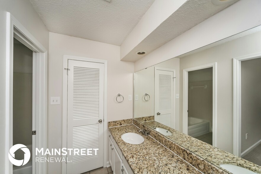 Building Photo - 8915 Lanthorn Cove