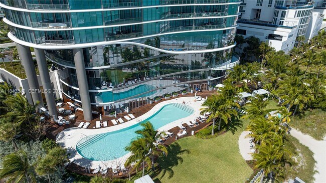 Building Photo - 15701 Collins Ave