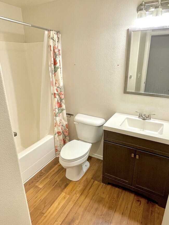 Building Photo - St. Johns Neighborhood Rowhouse with Detached Garage, Private Back Patio