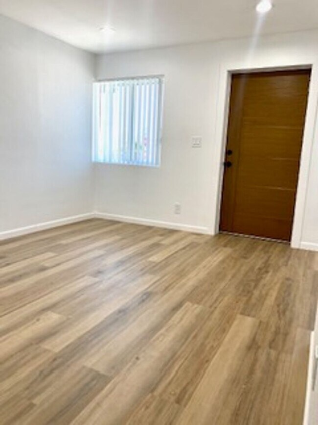 Building Photo - 4 bed 3, bath with connected guest house