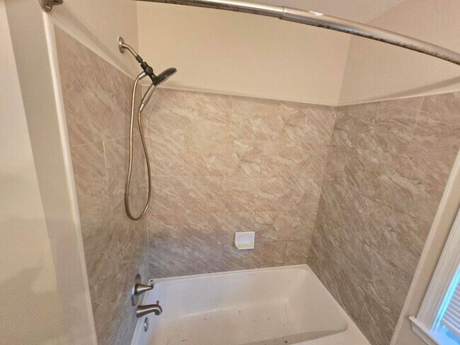 Building Photo - 4 Bedrooms 2 Bathroom