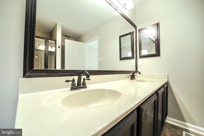 Building Photo - 5702 Cambridge Dr