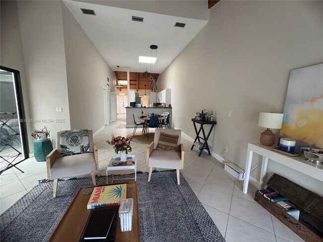 Building Photo - 2753 Parkview Dr S