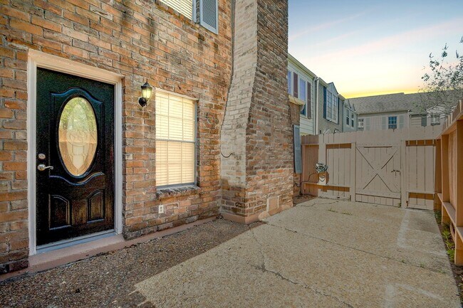 Building Photo - 13240 Trail Hollow Dr