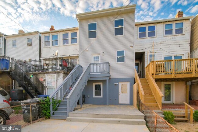 Building Photo - 704 Ingraham St NW