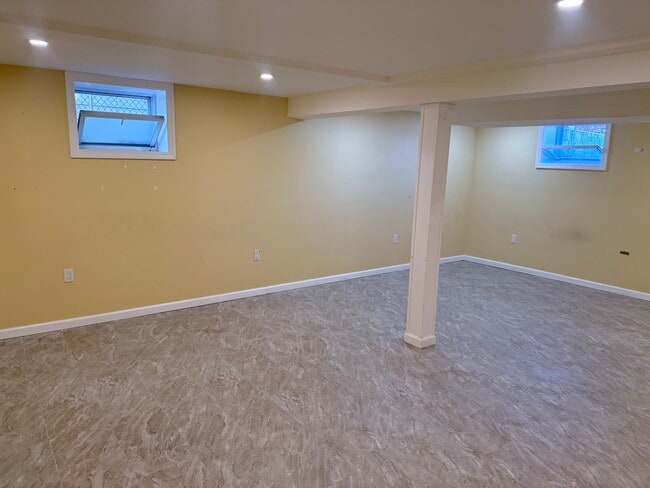 Building Photo - 21 Bellport Pl