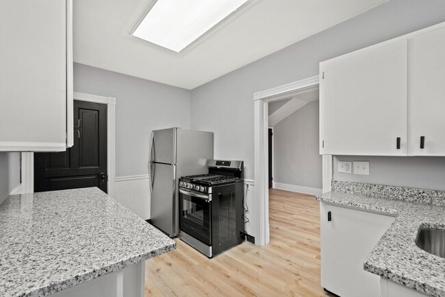 Building Photo - Stunning 3 bedroom home in McKees Rocks available April 15!