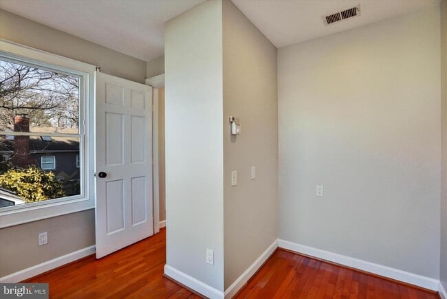 Building Photo - 722 Genessee St