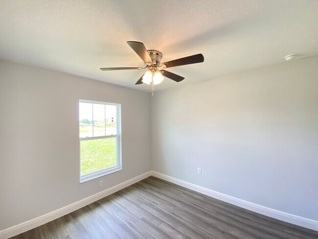 Building Photo - Custom Home - Desirable SE Ocala Neighborhood 3/2/2 **Wont Last**